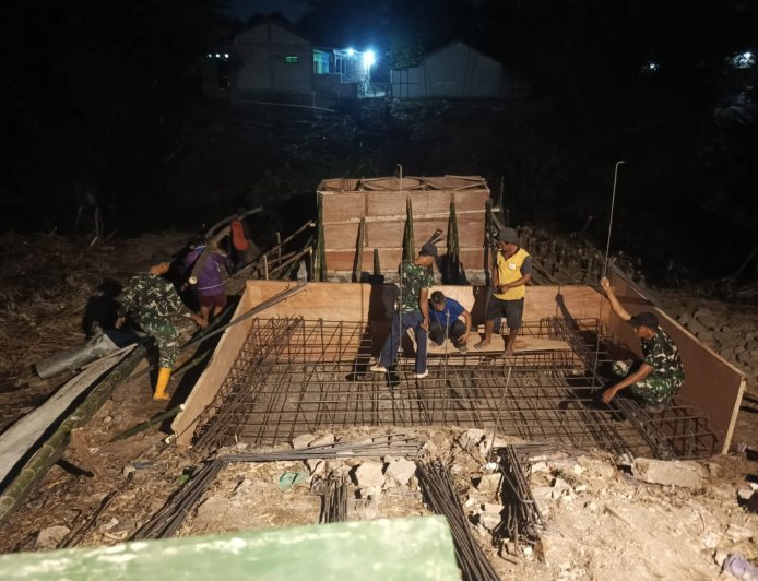 Babinsa dan Warga Pakembaran Lembur Malam Rangkai Besi Pondasi Jembatan Gantung Garuda