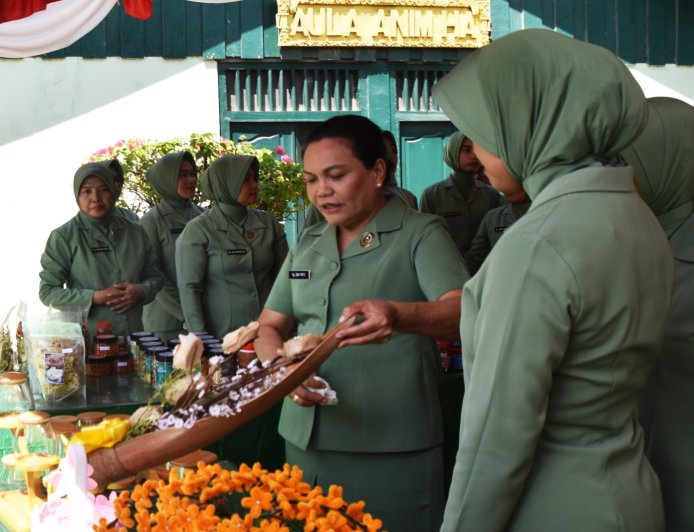 Ketua Persit KCK Daerah XXIV/Mandala Trikora Tinjau Stand Umkm Prajurit dan Persit KCK Kodim 1707/Merauke