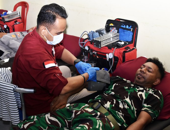 Sambut Hari Bhayangkara ke-80, Personel Kodim 1707/Merauke Ikut Donor Darah Untuk Kemanusiaan
