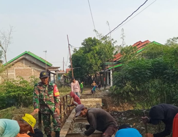 Babinsa dan Warga Bersatu Bangun Jembatan Beton Garuda di Jatimulya