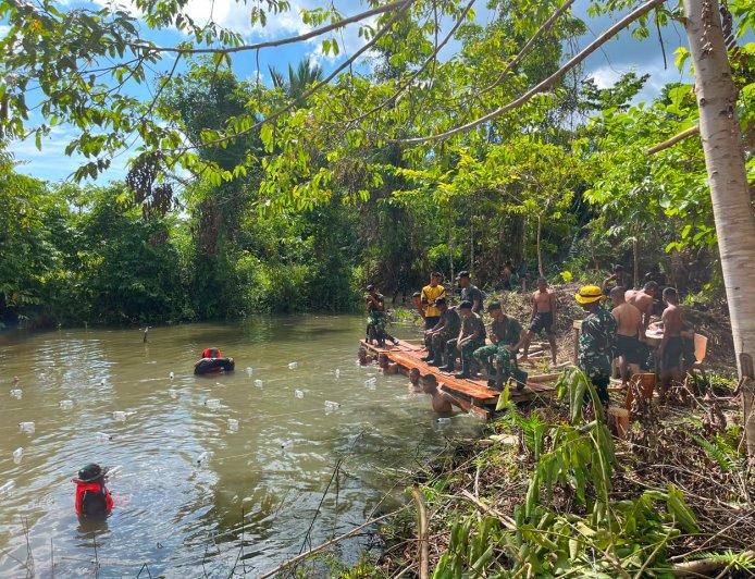 Tempa Prajurit Tangguh di Medan Papua, Yonif TP 860/NSK Gelar Renang Militer Dasar Siap Hadapi Berbagai Tantangan Operasi