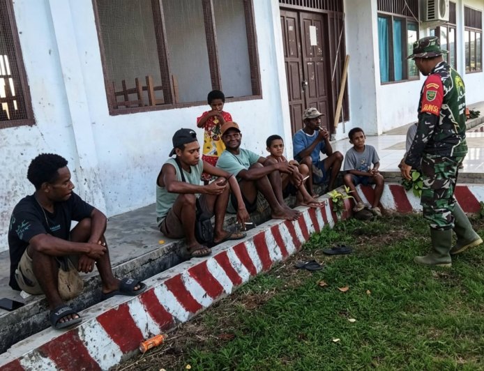 Melalui Komsos Babinsa Web Ajak Warga Menjaga Jembatan Garuda dan Stabilitas Kampung