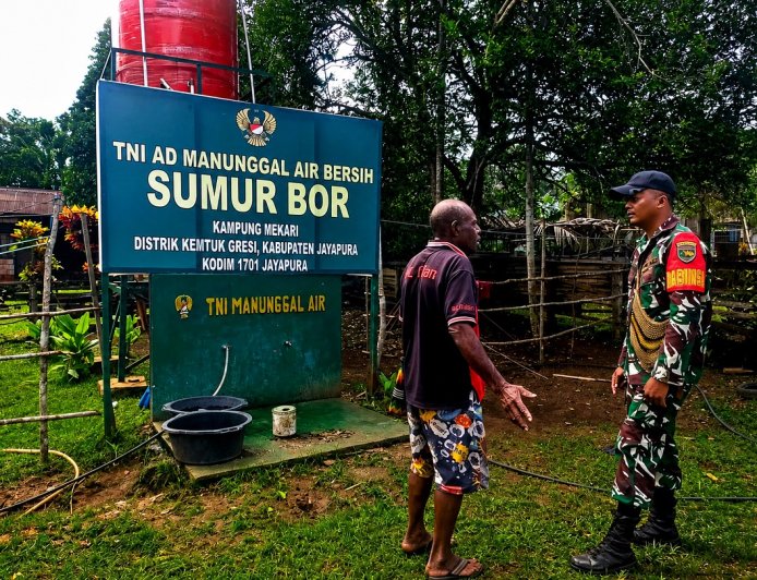 Pantau Langsung Babinsa Kemtuk Gresi Tegaskan Sumur Bor TNI AD Tetap Berfungsi Dengan Baik