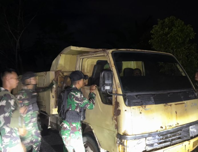 Patroli Malam Yonif TP 860/NSK Sapu Wilayah Waropen, TNI Hadir Beri Rasa Aman dan Perkuat Kamtibmas