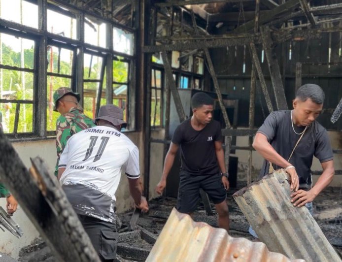 Wujudkan Lingkungan Bersih dan Sehat, Personel Yonif TP 809/NTM Bersama Warga Gelar Karya Bakti di Balai Desa Wapoania