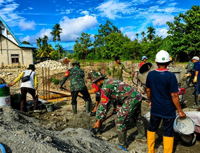 TNI Hadir Untuk Rakyat Babinsa Skanto Gotong Rogong Bersama Jemaat Cor Pondasi Gereja Baru