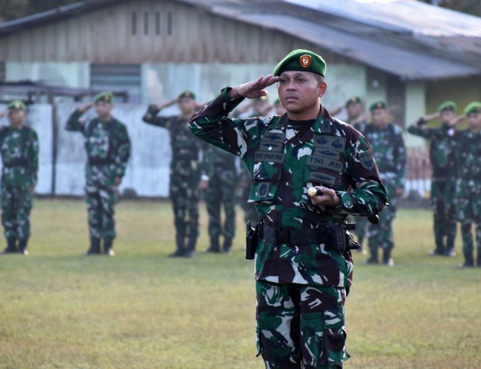 Letkol Inf Bayu Prabowo Teguhkan Disiplin dan Nasionalisme Melalui Upacara Bendera Mingguan