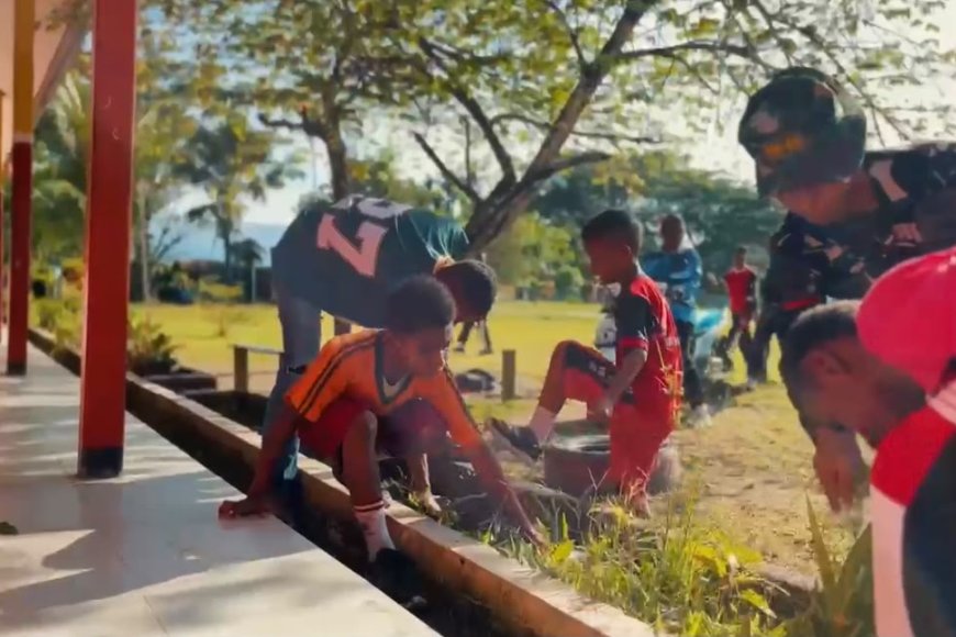 Peduli Pendidikan, Prajurit Yonif TP 809/NTM Gelar Karya Bakti di SD Satu Atap Kasukwe Sarmi