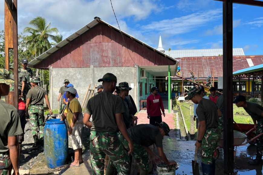 Kemanunggalan TNI-Rakyat: Prajurit Yonif TP 860/NSK dan Warga SP V Gotong Royong Cor Masjid Al Muhajirin