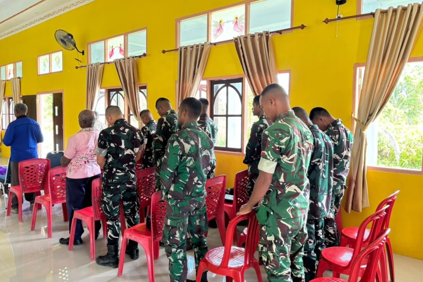Ibadah Bersama di Gereja Eben Heazer, Prajurit Yonif TP 860/NSK Pererat Kebersamaan dengan Jemaat Waropen