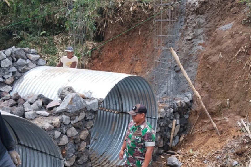 Gotong Royong TNI dan Warga Percepat Pembangunan Jembatan Aramco Garuda