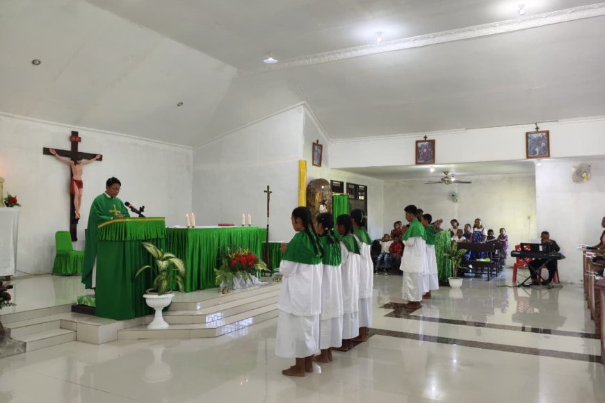 Perkuat Iman dan Kebersamaan, Prajurit Yonif TP 860/NSK Beribadah Bersama Jemaat di Gereja Katolik St. Paulus Batu Zaman