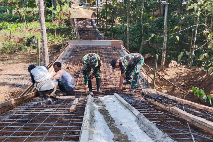 Babinsa Kodim Tegal Bersama Warga Gotong Royong Cor Jalan Menuju Jembatan Aramco Garuda