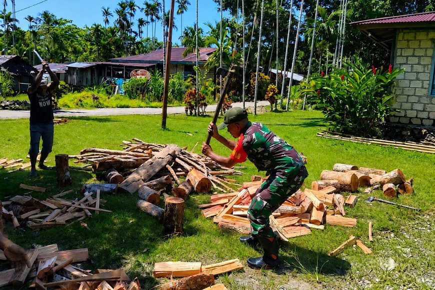 Pengabdian Tanpa Batas Babinsa Koramil Demta Turun Langsung Bantu Warga Belah Kayu Bakar
