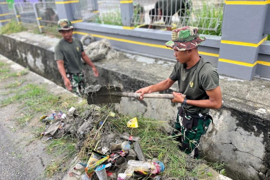 Prajurit Yonif TP 860/NSK Gelar Karya Bakti di Masjid At-Taqwa Waropen, Wujud Nyata Kemanunggalan TNI dengan Rakyat