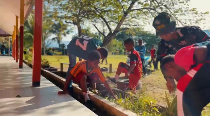 Peduli Pendidikan, Prajurit Yonif TP 809/NTM Gelar Karya Bakti di SD Satu Atap Kasukwe Sarmi