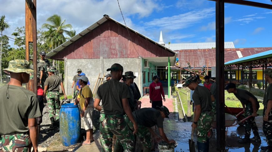 Kemanunggalan TNI-Rakyat: Prajurit Yonif TP 860/NSK dan Warga SP V Gotong Royong Cor Masjid Al Muhajirin