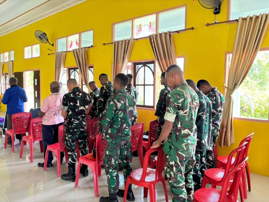 Ibadah Bersama di Gereja Eben Heazer, Prajurit Yonif TP 860/NSK Pererat Kebersamaan dengan Jemaat Waropen