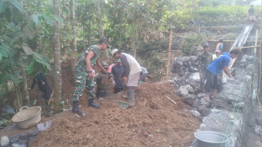 Gotong Royong TNI Dan Masyarakat Percepat Pembangunan Jembatan Aramco Garuda Di Desa Sitail