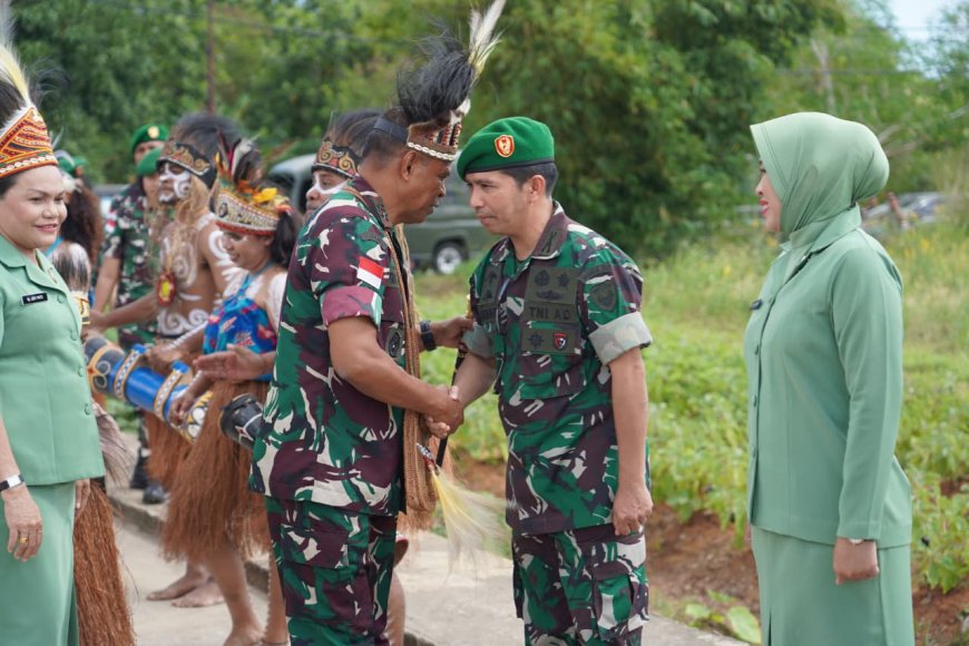 Pangdam XXIV/Mandala Trikora Disambut Hangat Keluarga Besar Korem 174/ATW