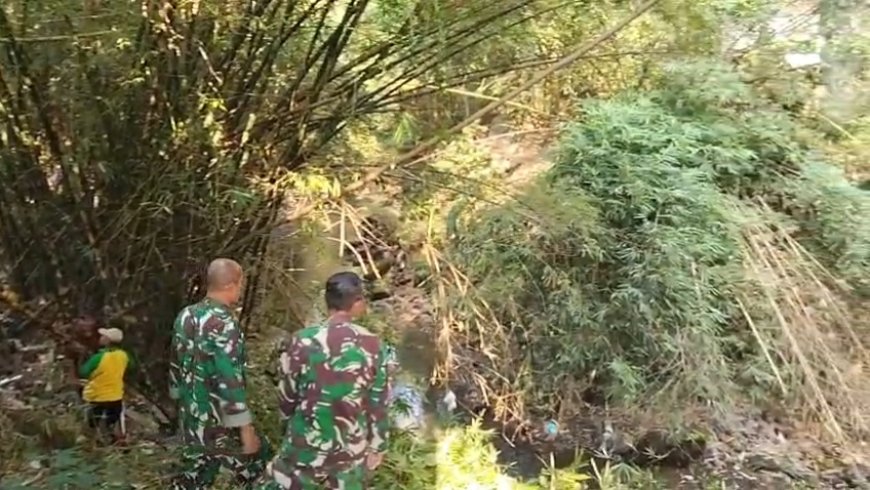 Persiapan Pembangunan, Pembersihan Lahan Jembatan Garuda Kali Bebek Dilaksanakan Bersama Babinsa dan Warga