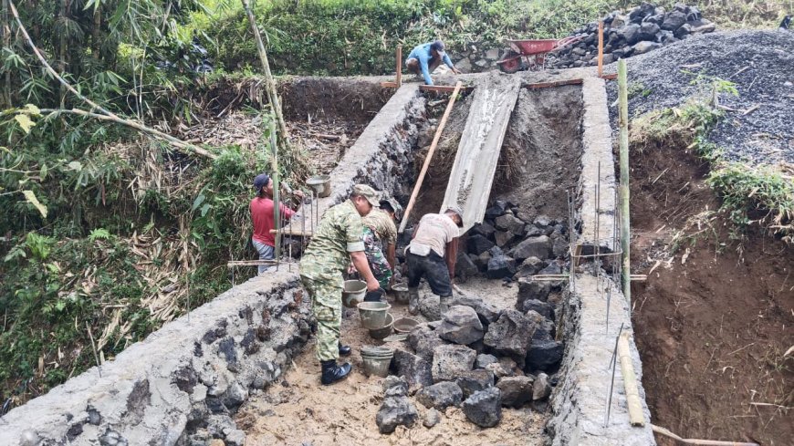Gotong Royong Babinsa dan Warga, Pembangunan Jembatan Aramco Garuda di Desa Sitail Terus Berlanjut