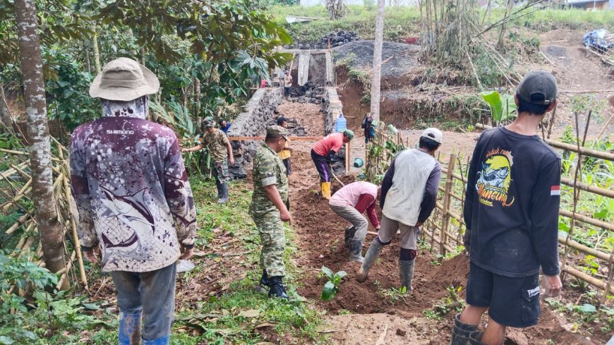 Babinsa Kodim 0712/Tegal dan Warga Desa Sitail Gotong Royong Cor Pondasi Jembatan Aramco Garuda