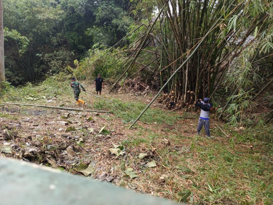 Babinsa Kodim 0712/Tegal Bersama Warga Mulai Persiapan Pembangunan Jembatan Gantung Garuda Kali Bebek