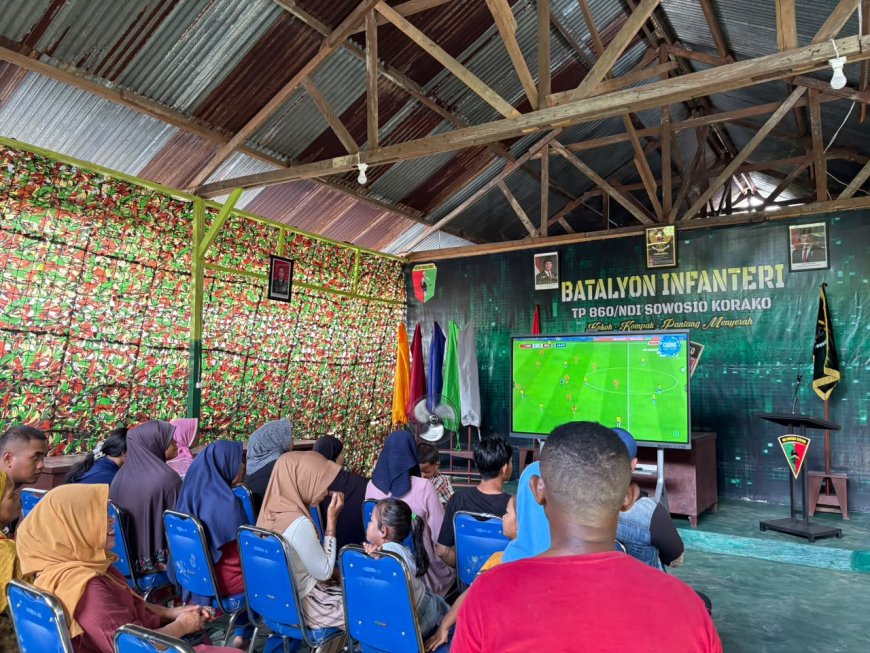Nobar Bola Gembira Satukan TNI dan Rakyat, Prajurit Yonif TP 860/NSK Ciptakan Momen Hangat Penuh Kebersamaan di Waropen