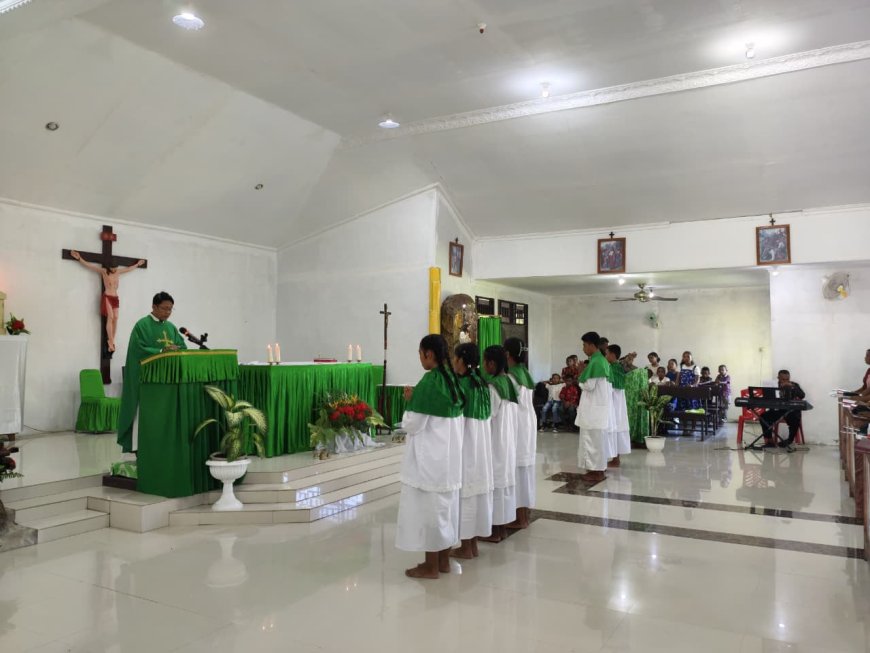 Perkuat Iman dan Kebersamaan, Prajurit Yonif TP 860/NSK Beribadah Bersama Jemaat di Gereja Katolik St. Paulus Batu Zaman