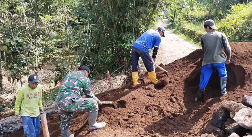 Pengecoran Pondasi dan Pelangsiran Material Pembangunan Jembatan Aramco Garuda di Desa Sitail