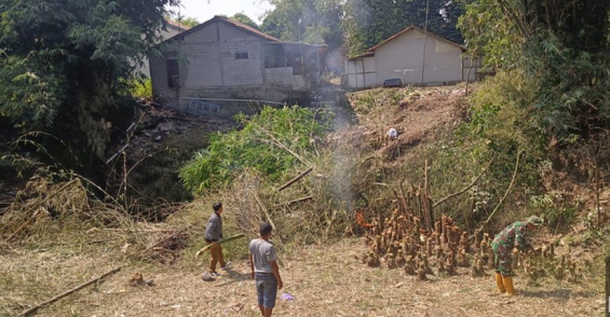 Warga dan Babinsa Bergotong Royong Bersihkan Lokasi Pembangunan Jembatan Garuda di Pakembaran