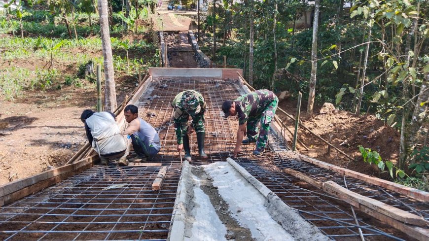 Babinsa Kodim Tegal Bersama Warga Gotong Royong Cor Jalan Menuju Jembatan Aramco Garuda