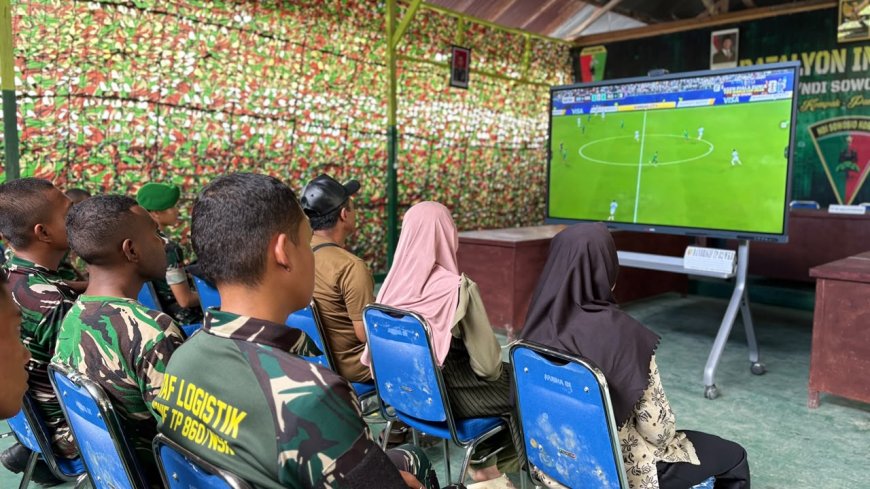 Nobar Piala Dunia Satukan Prajurit dan Warga, Yonif TP 860/NSK Perkuat Kemanunggalan TNI-Rakyat di Waropen