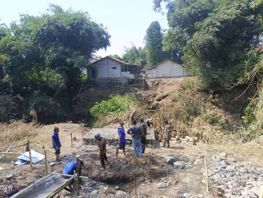 Gotong Royong Babinsa dan Warga Warnai Pengecoran Pondasi Jembatan Gantung Garuda