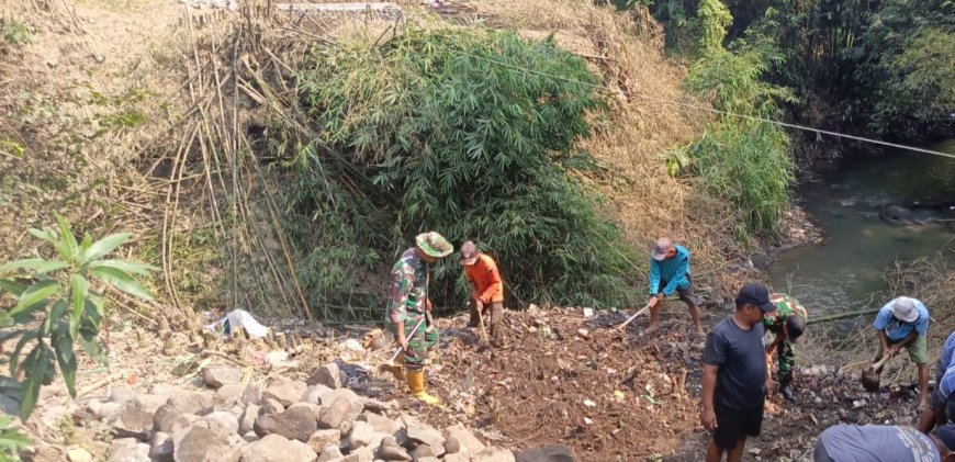 Babinsa dan Warga Pakembaran Bersatu Membangun Pondasi Jembatan Gantung Garuda di Kali Bebek