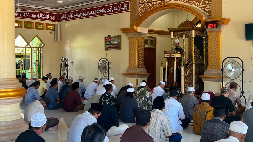 Shalat Jumat Bersama Warga, Prajurit Yonif TP 860/NSK Perkuat Ukhuwah dan Semangat Persatuan di Waropen