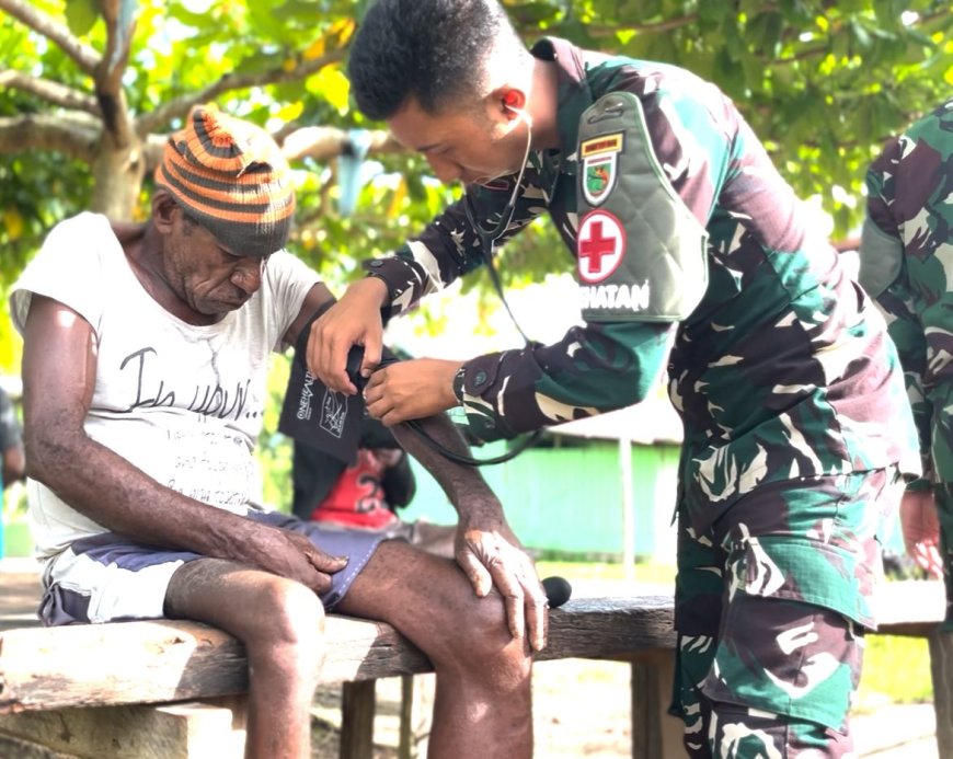 Wujud Kepedulian TNI, Yonif TP 809/NTM Jemput Bola Layanan Kesehatan bagi Warga Desa Wapoania