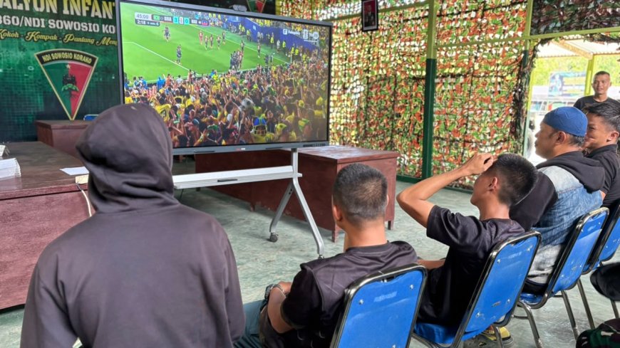 Nobar Piala Dunia, Prajurit Yonif TP 860/NSK dan Warga Perkuat Kebersamaan serta Kemanunggalan TNI-Rakyat