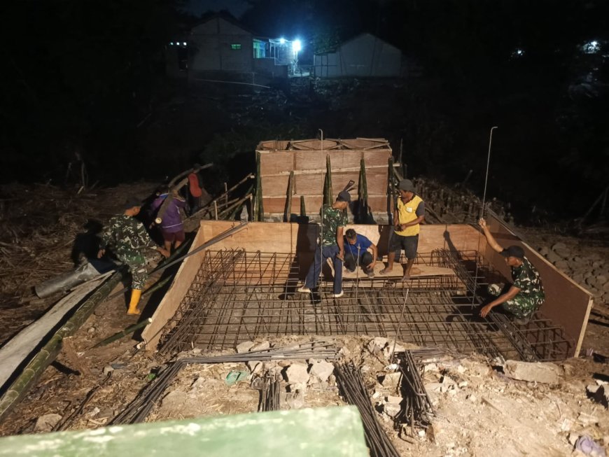 Babinsa dan Warga Pakembaran Lembur Malam Rangkai Besi Pondasi Jembatan Gantung Garuda