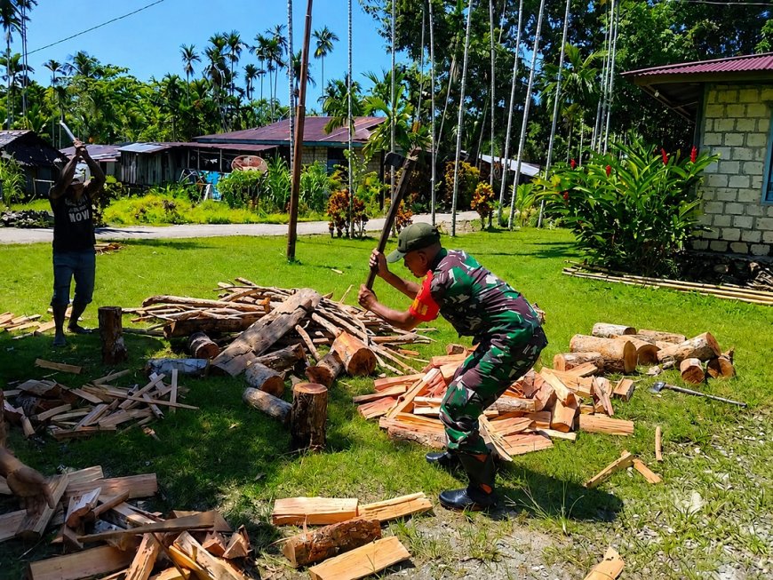 Pengabdian Tanpa Batas Babinsa Koramil Demta Turun Langsung Bantu Warga Belah Kayu Bakar