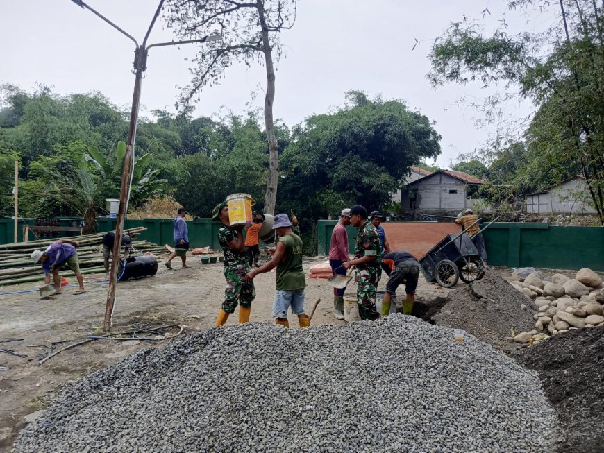 Gotong Royong TNI dan Warga Percepat Pembangunan Jembatan Gantung Garuda Kali Bebek