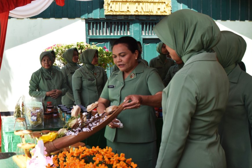 Ketua Persit KCK Daerah XXIV/Mandala Trikora Tinjau Stand Umkm Prajurit dan Persit KCK Kodim 1707/Merauke