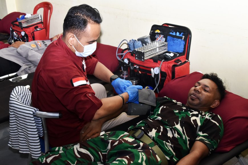 Sambut Hari Bhayangkara ke-80, Personel Kodim 1707/Merauke Ikut Donor Darah Untuk Kemanusiaan