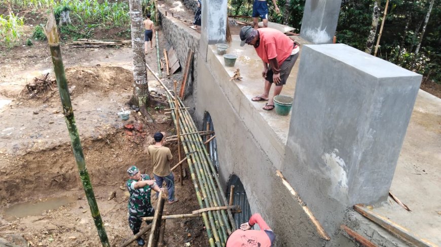 Gotong Royong Babinsa dan Warga Percepat Penyelesaian Jembatan Garuda Armco di Desa Sitail
