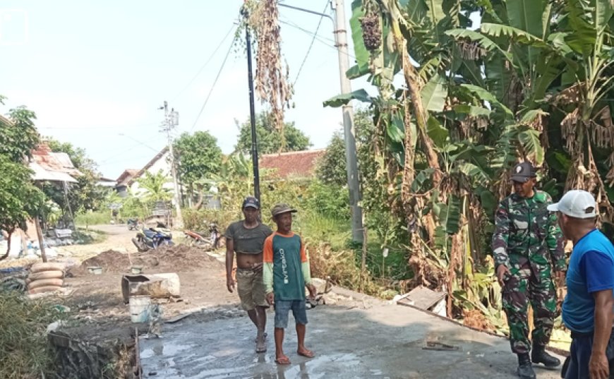 Babinsa Dan Warga Gotong Royong Percepat Pembangunan Jembatan Beton Garuda Di Desa Lebeteng
