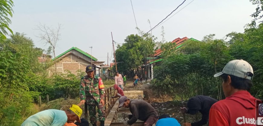 Babinsa dan Warga Bersatu Bangun Jembatan Beton Garuda di Jatimulya