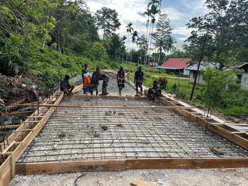 Persiapan Pengecoran Babinsa Nimboran dan Satgas Jembatan Yon TP 814/JZA Pasang Bekisting
