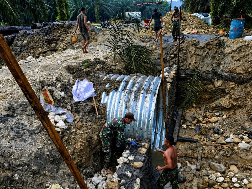 Dalam Keterbatasan Babinsa Arso dan Satgas Tetap Jaga Progres Pembangunan Jembatan Garuda Sungai Amyu