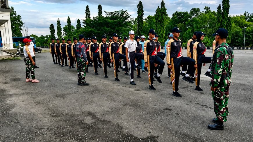 Babinsa Sentani Asah Disiplin dan Jiwa Nasionalisme Paskibraka Jayapura Menuju HUT RI Ke-81